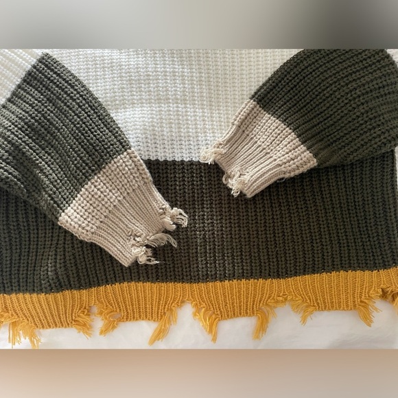 NEW DISTRESSED BLOCK SWEATER
⭐️LONG SLEEVE CROP STYLE ⭐️ - Picture 3 of 10